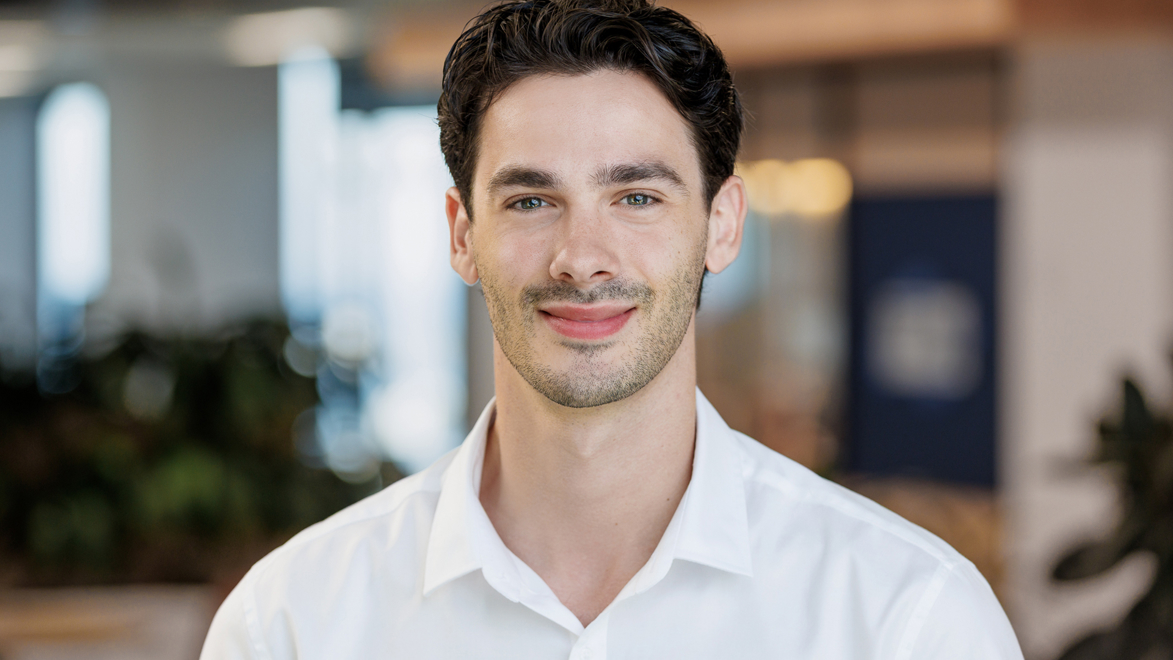 A headshot of Jardin development graduate Gianni.