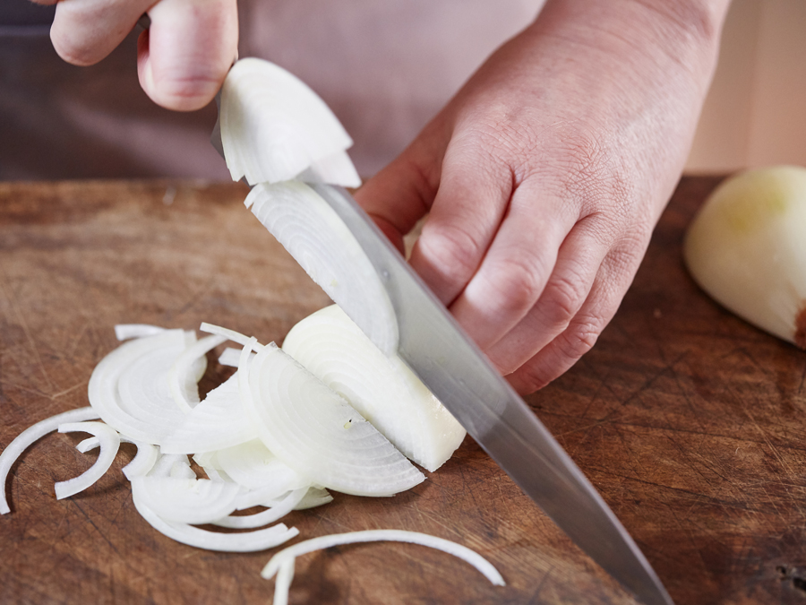 How_to_chop_an_onion_Stockland_Jamies_Ministry_of_food