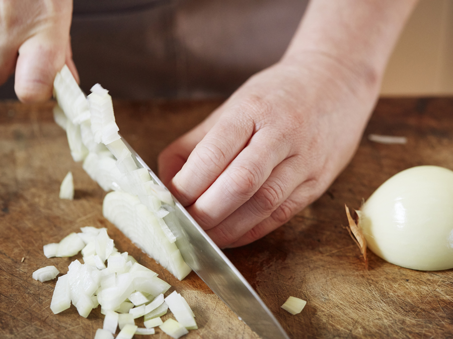 How_to_chop_an_onion_Stockland_Jamies_Ministry_of_food