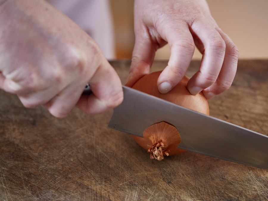 How_to_chop_an_onion_Stockland_Jamies_Ministry_of_food
