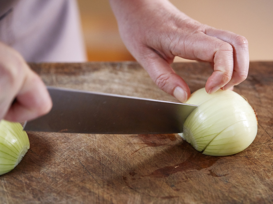 How_to_chop_an_onion_Stockland_Jamies_Ministry_of_food