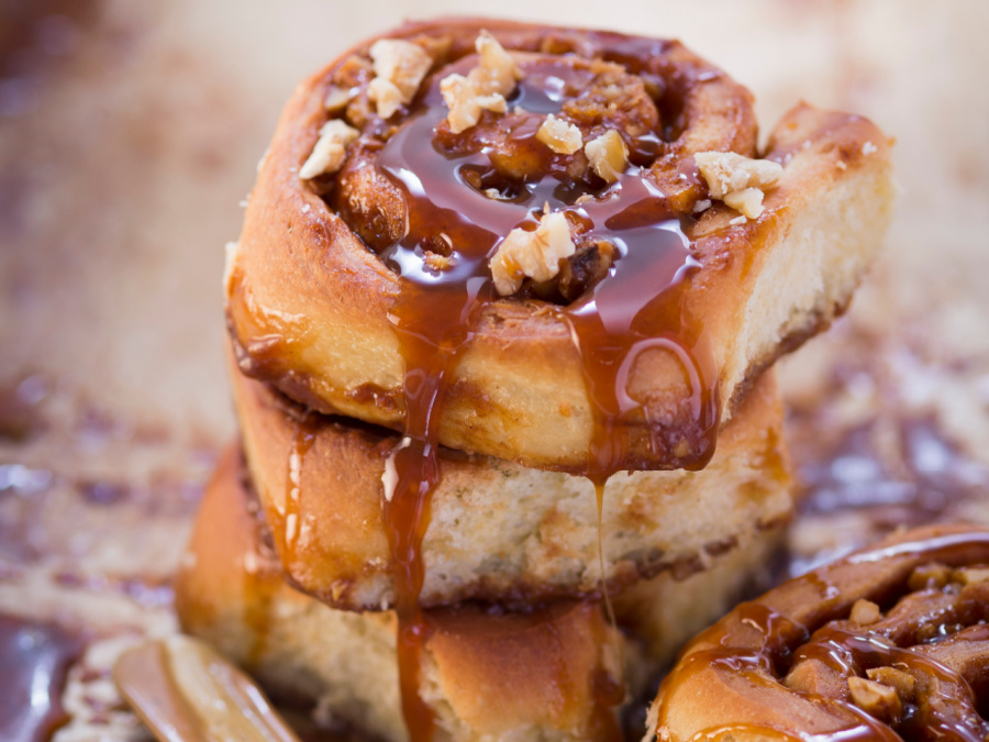 Cinnamon rolls with chopped nuts and caramel sauce